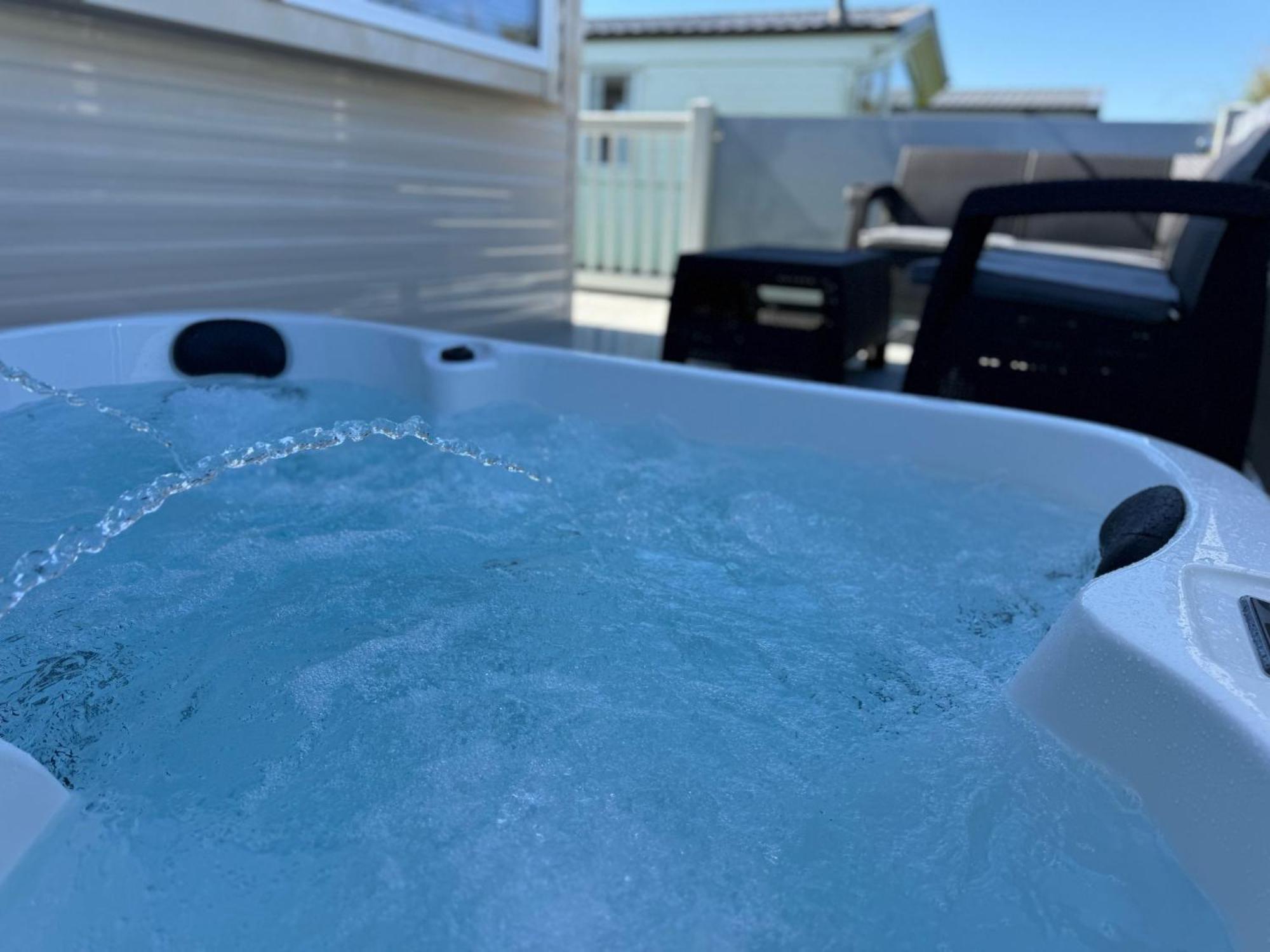 Fantasy Island Eastgate - The Pearl Disability Caravan With Hot Tub - Coastal Caravan Breaks Ingoldmells
